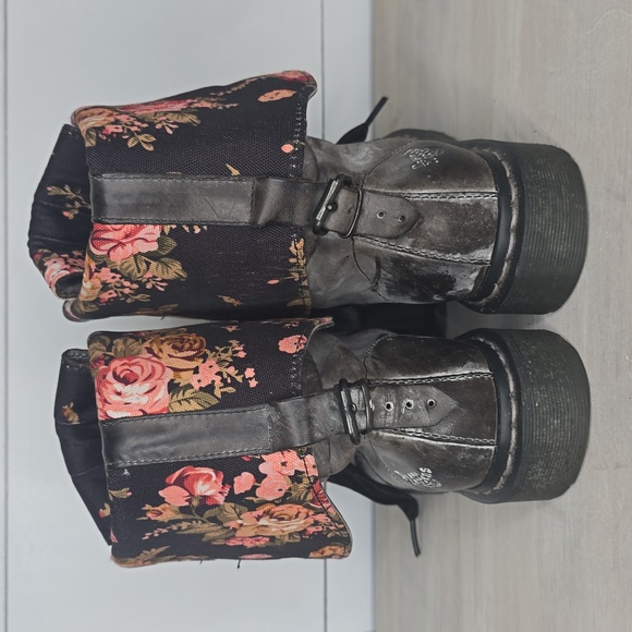 Women's Dr Martens Triumph 1914 Lace Up Ribbon Floral Boots; Size 7 - Picture 3 of 9